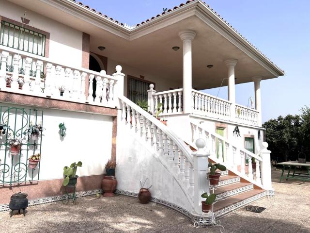Chalet en venta en Medellín. CHALET URBANO EN QUINTO CECILIO. Chalets.