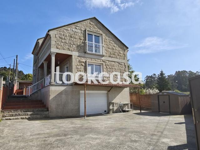 Chalet en venta en Meis. Meis San Martiño. Casa con terraza y jardín en zona tranquila y bien comunicada, 3 dormitorios, amplio garaje y calefacción. Chalets.