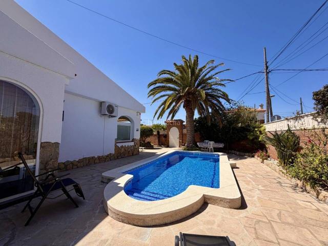Chalet en venta en Miami Platja, Centre Costa Dorada. Chalet independiente con piscina, centrico. Chalets Miami.
