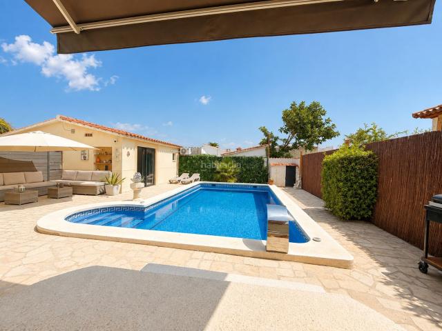 Chalet en venta en Miami Platja, Centre Costa Dorada. Increíble oportunidad! Precioso chalet individual distribuido toda en una planta con piscina. Chalets Miami.