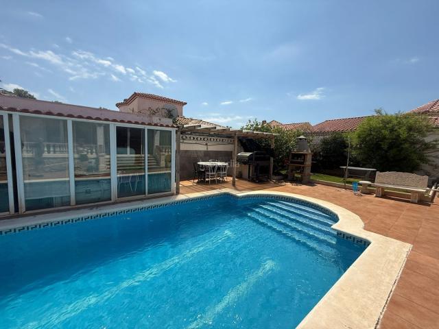 Chalet en venta en Miami Platja, Centre Costa Dorada. Increíble chalet en venta en Santiago Rusinyol. Chalets Miami.