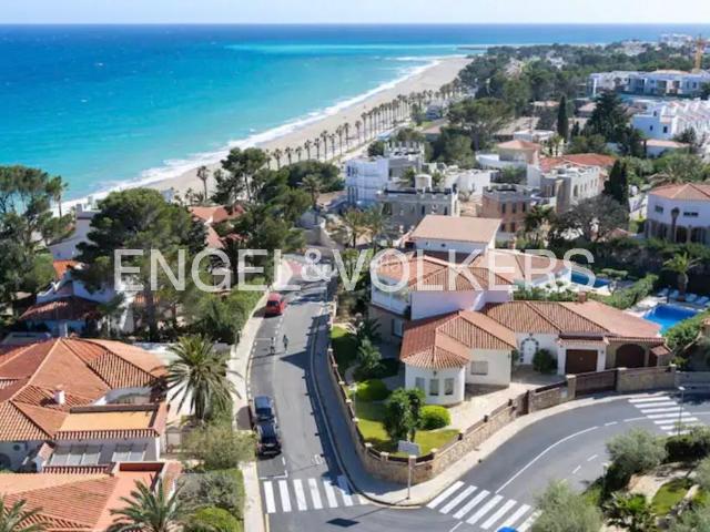 Chalet en venta en Miami Platja, Passeig Marítim Costa Dorada. Vivir frente al Mediterráneo: Chalet exclusivo con vistas 360º en Playa Cristal. Chalets Miami.