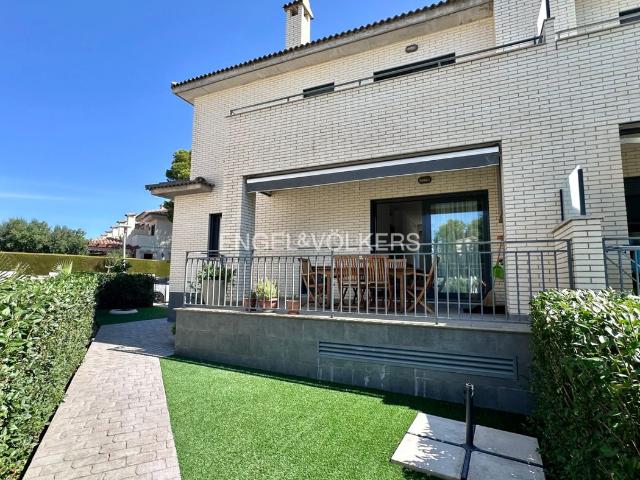 Chalet en venta en Miami Platja, Pino Alto Costa Dorada. Conjunto Residencial Top de 6 Viviendas con Piscina en Pino Alto Miami Platja. Chalets Miami.