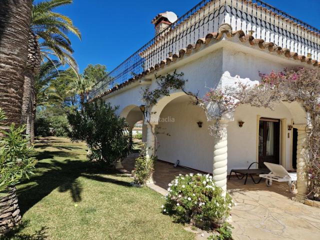 Chalet en venta en Miami Platja, Pino Alto Costa Dorada. Espectacular Villa con Encanto Nostálgico en Miami Platja. Chalets Miami.
