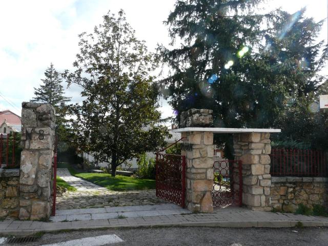 Chalet en venta en Miraflores de la Sierra. Magnífica parcela urbana posible construcción de pisos o para habitar este fabuloso chalet. Chalets Miraflores de la.
