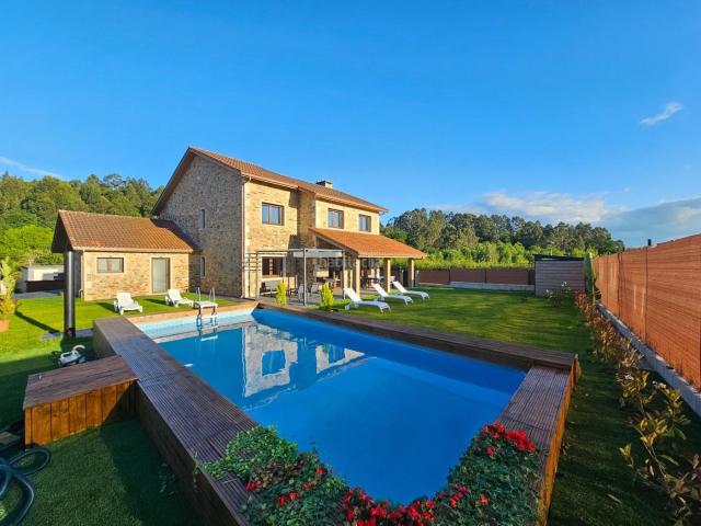 Chalet en venta en Miño. Se Vende Chalet con Excelentes Calidades en Urbanización Costa Miño Golf 374 m2 con Jardín y Piscina. Chalets.