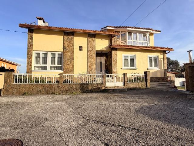 Chalet en venta en Mugardos. Chalets.
