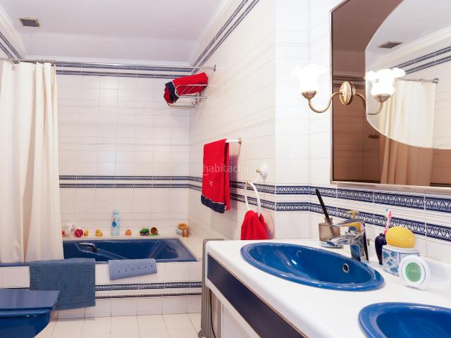 Chalet en venta en Mungia. Chalet con gran parcela y piscina. Chalets.