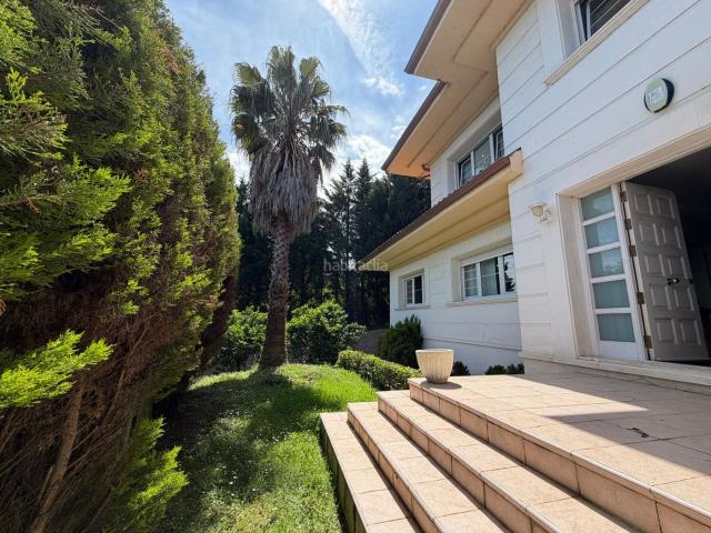 Chalet en venta en Mungia. INMOBILIARIA CAMPUZANO comercializa este espectacular chalet independiente en La Bilbaína. Chalets.