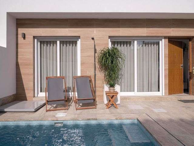 Chalet en venta en Murcia, Jerónimo y Avileses. Casa adosada de obra nueva de 3 dormitorios con piscina privada en Avileses, Murcia. Chalets.