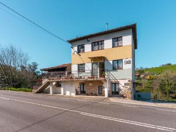 Chalet en venta en Muros de Nalón. ESPECTACULAR CHALET con 3 viviendas independientes en pleno camino Santiago. Chalets Muros de.
