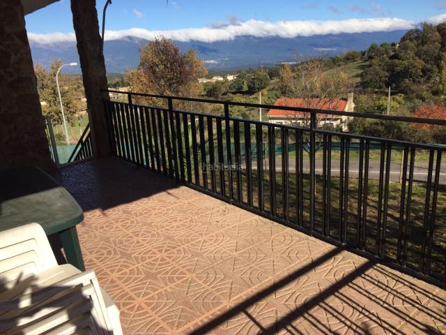 Chalet en venta en Navamorcuende. Unifamiliar de 3 habitaciones con nave garaje y parcela 890 m2. Chalets.