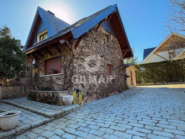 Chalet en venta en Navacerrada. Este magnífico chalet independiente se encuentra en Navacerrada, una exclusiva zona residencial en la provincia de Madrid. Con una. Chalets.