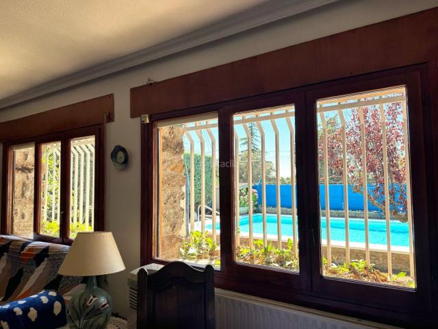 Chalet en venta en Navas de Riofrío. Chalet independiente con piscina y jardín en Navas de Riofrío. A 15 minutos de Segovia y a menos de una hora de Madrid. Chalets Navas de.