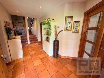 Chalet en venta en Navas del Marqués Las. CHALET INDEPENDIENTE DE PIEDRA CON PRECIOSO JARDIN Y AMPLIAS ESTANCIAS. Chalets Navas del Marqués.