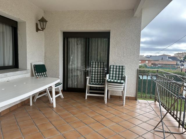 Chalet en venta en Navas del Rey. Gran chalet independiente con amplia parcela en el centro de Navas del Rey. Chalets Navas del.