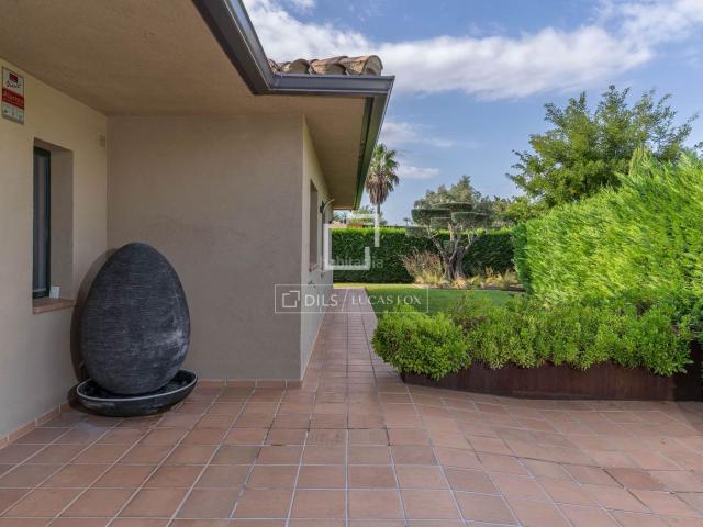 Chalet en venta en Navata. Casa villa en excelentes condiciones de 3 dormitorios en venta en Alt Empordà. Chalets.