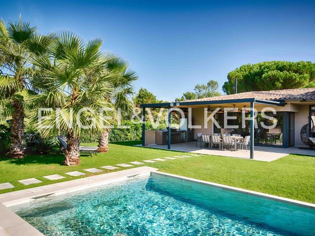 Chalet en venta en Navata. Exclusiva propiedad de lujo con 3 viviendas y piscina frente al Golf de Torremirona. Chalets.