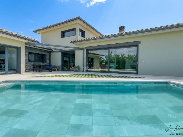 Chalet en venta en Navata. Villa moderna de una planta con jardín y doble altura en Torremirona Golf. Chalets.