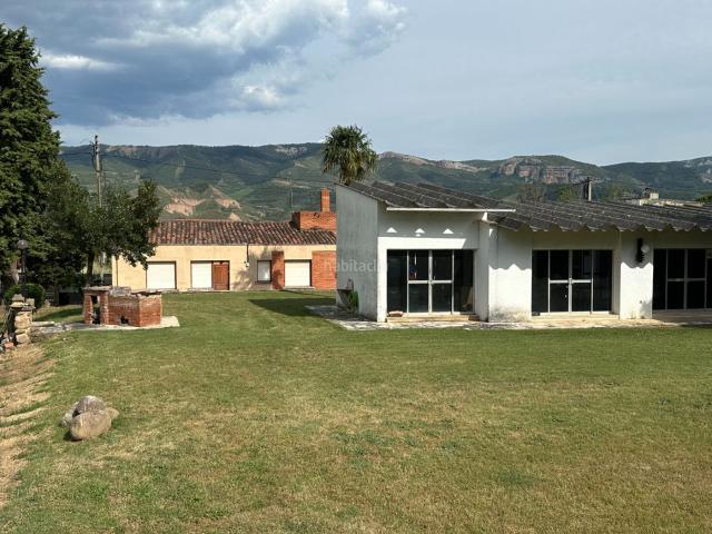 Chalet en venta en Nalda. ? Chalet con encanto en Nalda, carretera de Soria. Parcela de 5.000 m² en un entorno natural privilegiado, ideal para disfrutar d. Chalets.