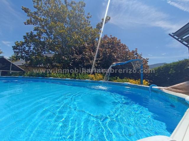 Chalet en venta en Nalda. Precioso chalet con terreno y piscina. Chalets.