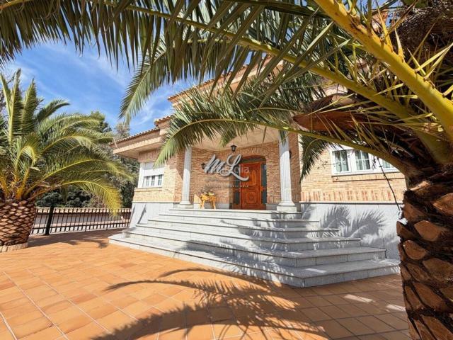 Chalet en venta en Nambroca. Marín Lara gestión inmobiliaria vende Magnifico Chalet en la Urbanización Las Nieves. Chalets.