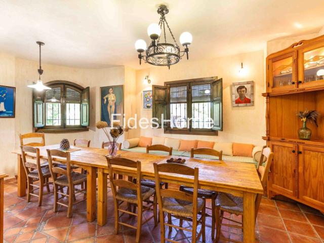 Chalet en venta en Nigüelas. Maravillosa casa independiente con licencia turística y piscina privada. Chalets.