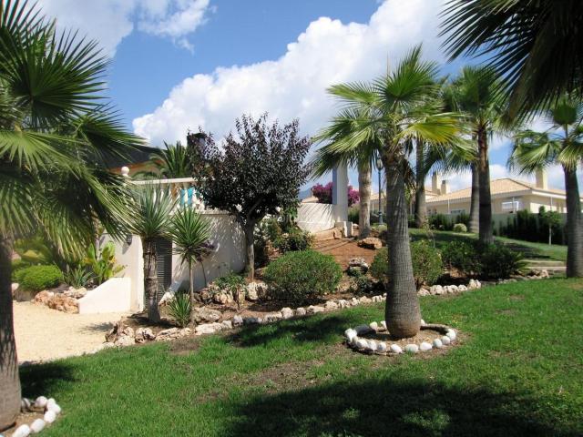 Chalet en venta en Nucia la, Coloma. Chalet de lujo en la Nucia con 3.450 m2 de parcela y 525 m2 construidos con piscina y grandes jardines www.inmobiliarialesdunes.c. Chalets Nucia.