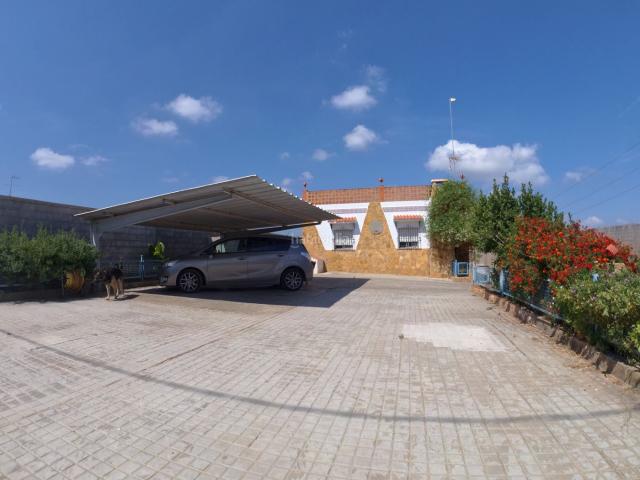 Chalet en venta en Sagunt, Centro El Castillo. Casa de campo con piscina, jardín y parcela de 1.200 m². Chalets.