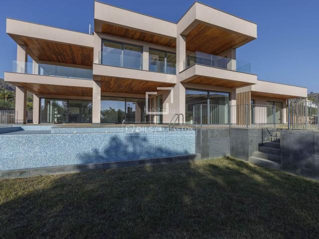 Chalet en venta en Sagunt, Centro El Castillo. Casa villa Excelentes de 8 dormitorios en venta en Los Monasterios, Valencia. Chalets.
