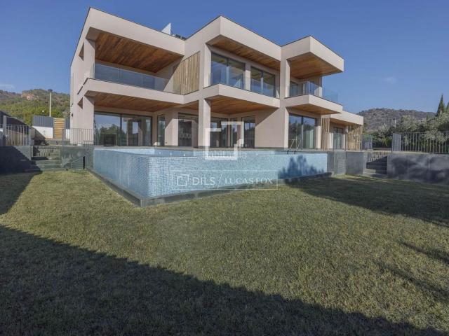 Chalet en venta en Sagunt, Centro El Castillo. Casa villa Excelentes de 8 dormitorios en venta en Los Monasterios, Valencia. Chalets.
