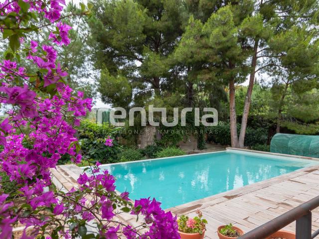 Chalet en venta en Sagunt, Centro El Castillo. Chalet independiente con piscina y jardín en la Urbanización Los Monasterios, Valencia. Chalets.