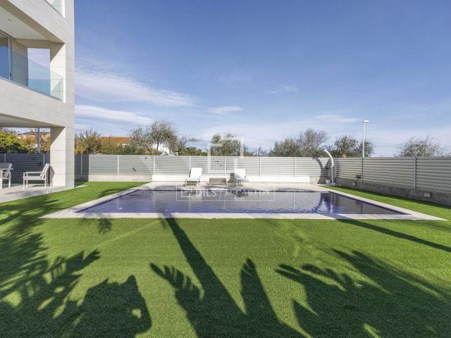 Chalet en venta en Sagunt, Corinto Almardà. Chalet en excelentes condiciones de 5 dormitorios en primera línea de la playa de Almardá. Chalets.