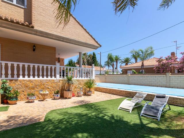 Chalet en venta en Sagunt, Corinto Almardà. A solo 50 metros del mar una casa donde cada día empieza como si estuvieras de vacacionesHay lugares que no necesitan presentación. Chalets.