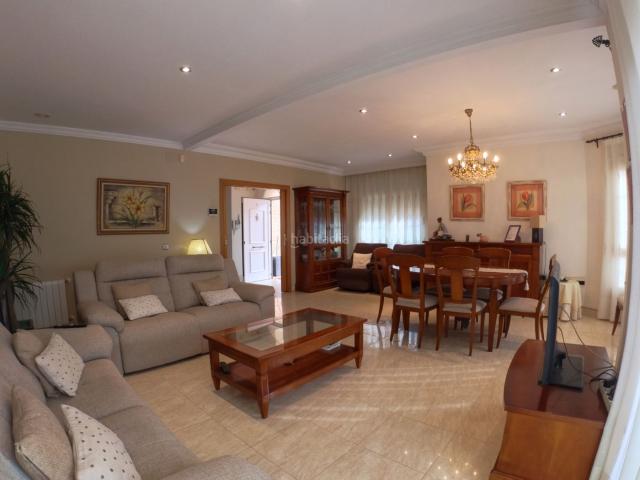 Chalet en venta en Sagunt, Doctor Palos Alto Palancia. Chalet independiente de 388 m² con jardín, garaje y 3 plantas. Chalets.