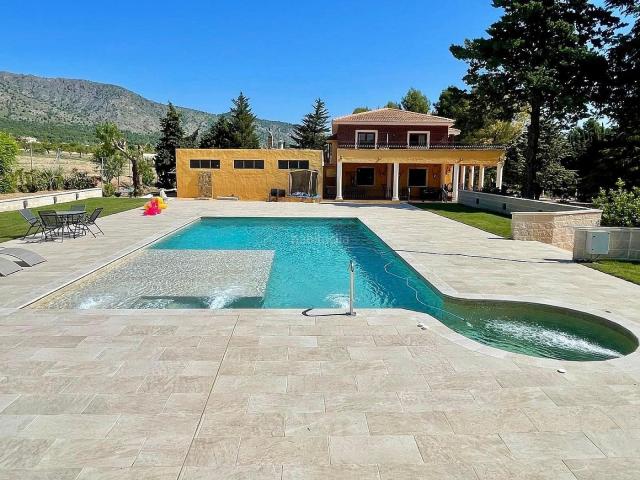 Chalet en venta en Salinas. Impresionante villa en Salinas. Chalets.