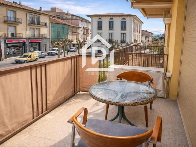 Chalet en venta en Sallent. Casa de pueblo de tres plantas con garaje. Chalets.