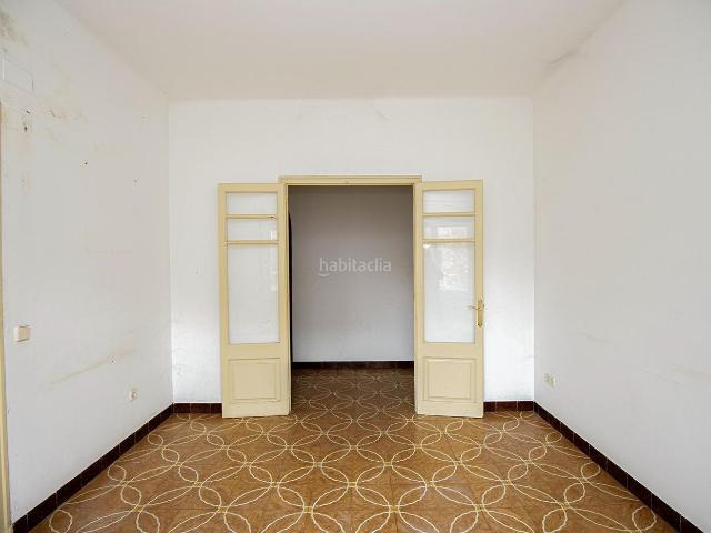 Chalet en venta en Salt, Veïnat. Casa adosada con una gran nave anexa en Salt. Chalets.
