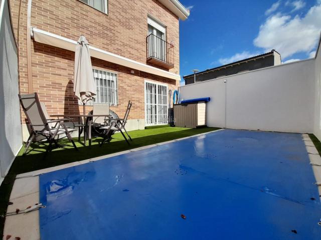 Chalet en venta en San Martín de la Vega. chalet pareado de solo tres años de construcción, 4 dormitorios piscina privada, 4 bñaos. Chalets San Martín de la.