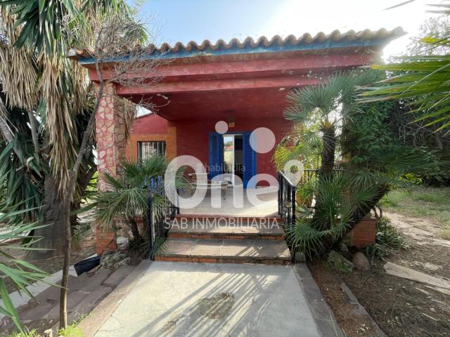 Chalet en venta en San Antonio de Benagéber. One SAB Inmobiliaria vende chalet independiente para reformar en San Antonio de Benagéber. Chalets San Antonio de.