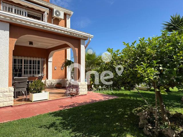 Chalet en venta en San Antonio de Benagéber. One SAB Inmobiliaria vende propiedad independiente con piscina climatizada en Colinas de San Antonio. Chalets San Antonio de.
