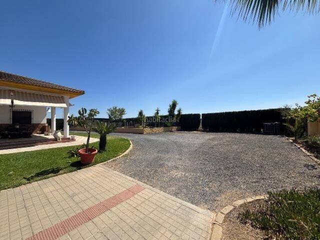 Chalet en venta en San Bartolomé de la Torre. Venta de casa de 4 dormitorios y 2 baños con piscina y almacén. Chalets San Bartolomé de la.