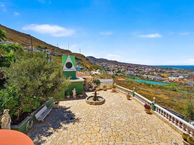 Chalet en venta en San Cristóbal de La Laguna, Tejina. Villa exclusiva entre naturaleza y mar piscina climatizada, huerta propia y vistas al Atlántico. Chalets San Cristóbal de La.