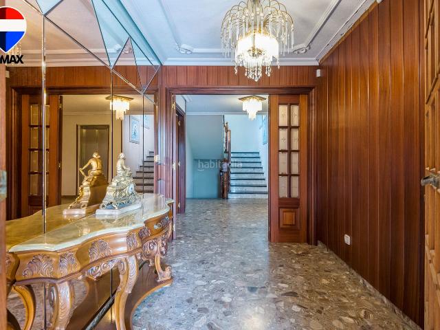 Chalet en venta en San Juan de Alicante, Bellavista Capiscol Frank Espinós. Villa de Lujo en Playa San Juan 665 m² con Gran Piscina Privada, Ascensor, 7 Dormitorios y Parcela de 1.653 m². Chalets San.