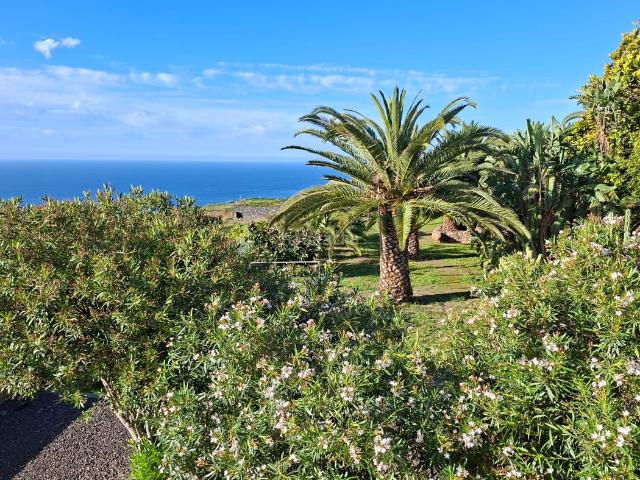Chalet en venta en San Juan de la Rambla. Tenerife Exclusive Estate with Unobstructed Sea Views and Endless Possibilities. Chalets San Juan de la.