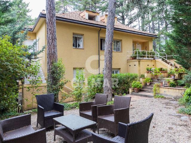Chalet en venta en San Lorenzo de El Escorial, Abantos Carmelitas. Este espectacular chalet independiente, con muchas posibilidades ubicado en el mejor barrio de San Lorenzo de El Escorial, Abantos.