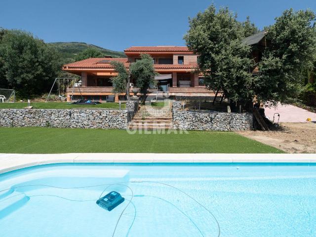 Chalet en venta en San Lorenzo de El Escorial, La Pizarra. Se presenta este chalet independiente situado en la Urbanización de La Pizarra, en el emblemático municipio de San Lorenzo de El E. Chalets.