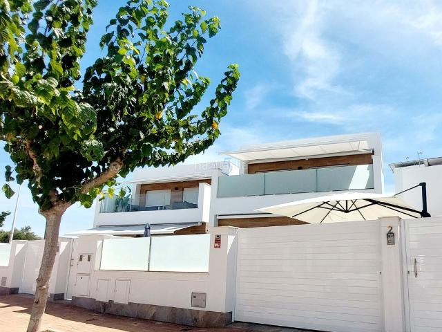 Chalet en venta en San Pedro del Pinatar, Los Peñascos El Salero Los Imbernones. Escápate al encantador pueblo de San Pedro del Pinatar y descubre este exquisito chalet, una verdadera joya que ofrece.