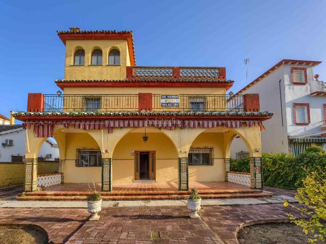 Chalet en venta en Sanlúcar la Mayor. Chalet de 410 M2 en Parcela de 965 M2 en zona centro y con salida a dos calles. Chalets Sanlúcar la.