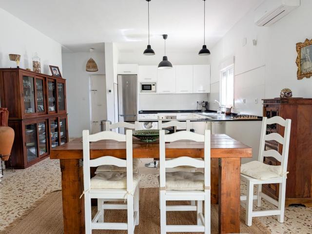 Chalet en venta en Sanlúcar la Mayor. Chalet independiente con gran parcela, porches y entorno natural a 5 min de Sanlúcar la Mayor. Chalets Sanlúcar la.